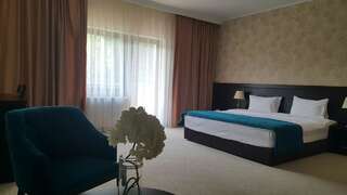 Отель Flori de Mar Пояна-Мэрулуй Номер с кроватью размера "king-size" и гидромассажной ванной-5